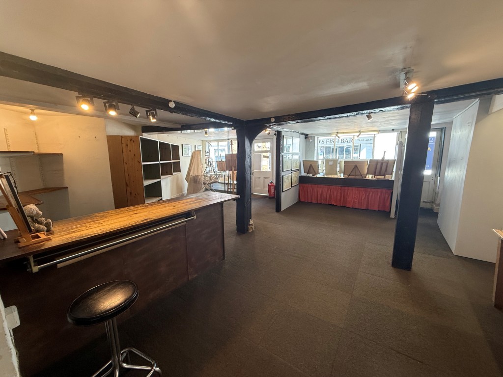 Lot: 101 - VACANT SHOP AND SELF-CONTAINED FLAT IN TOWN CENTRE - Shop